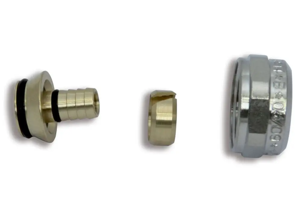 Drei Teile einer Klemmverschraubung von Roth: Eine Verbindung mit O-Ring, ein Innenstück und eine Außenschraube. Alle Teile aus Metall in unterschiedlichen Formen.